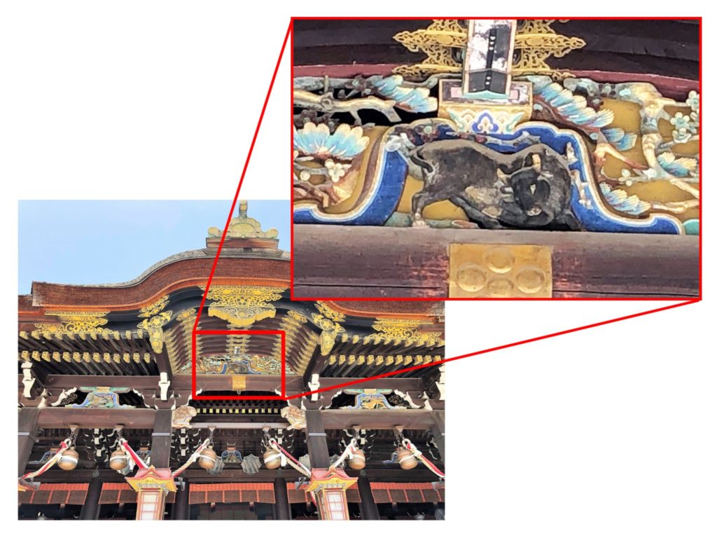 拝殿の欄間にある唯一の立ち牛