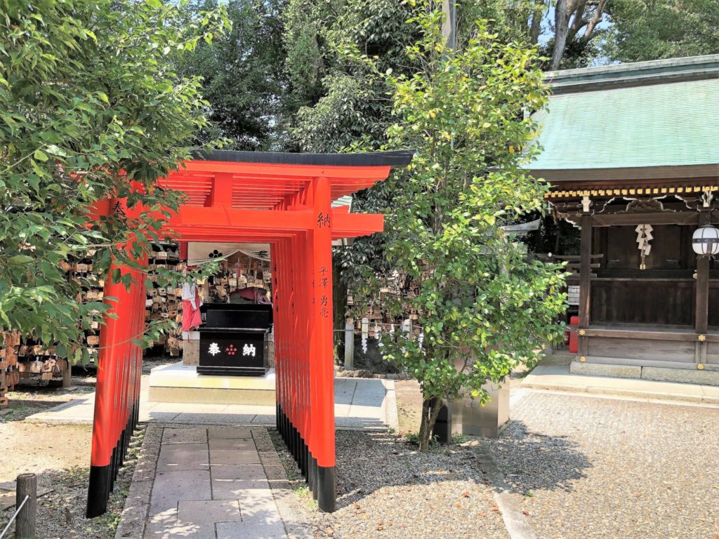 鳥居の先に一願成就のお牛さまが祀られている