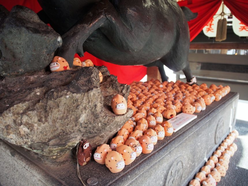 いのししのおみくじがかわいい摩利支尊天堂