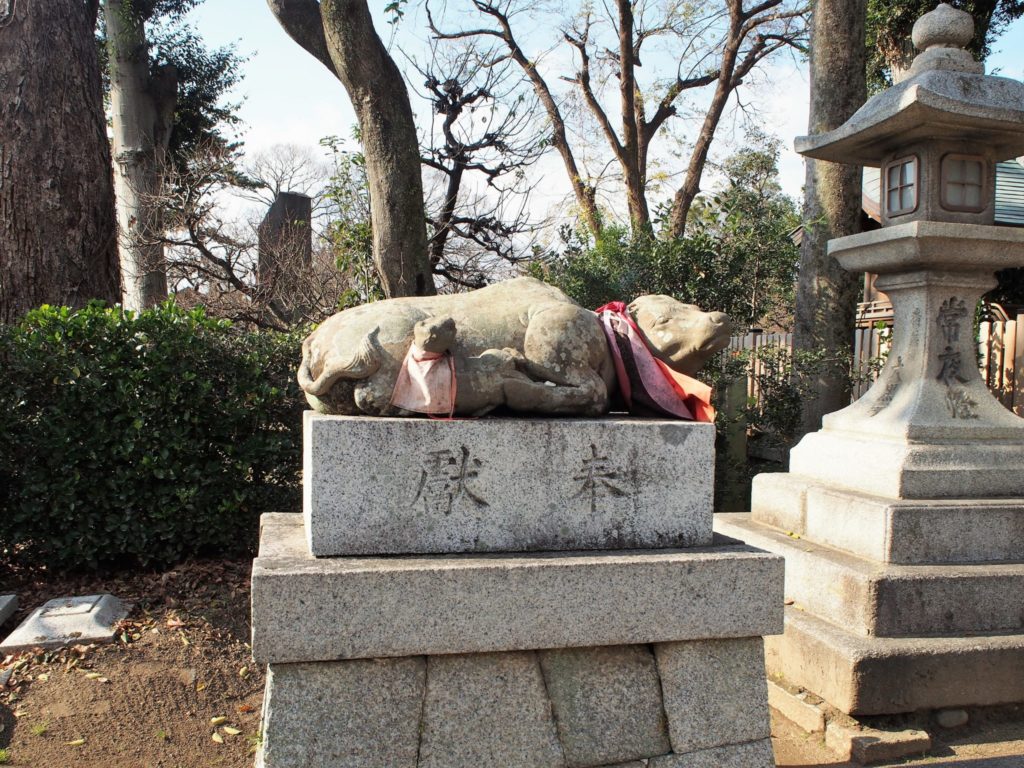 様々な形・年代の牛の像だが全て臥せて拝殿に向いている
