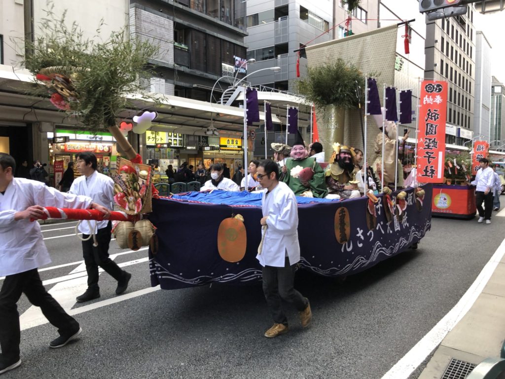 七福神を乗せた「えびす船」
