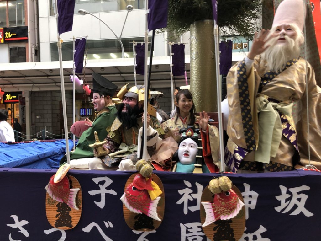 寿老人さまと弁財天さまは常にお手振りをしてくれています。