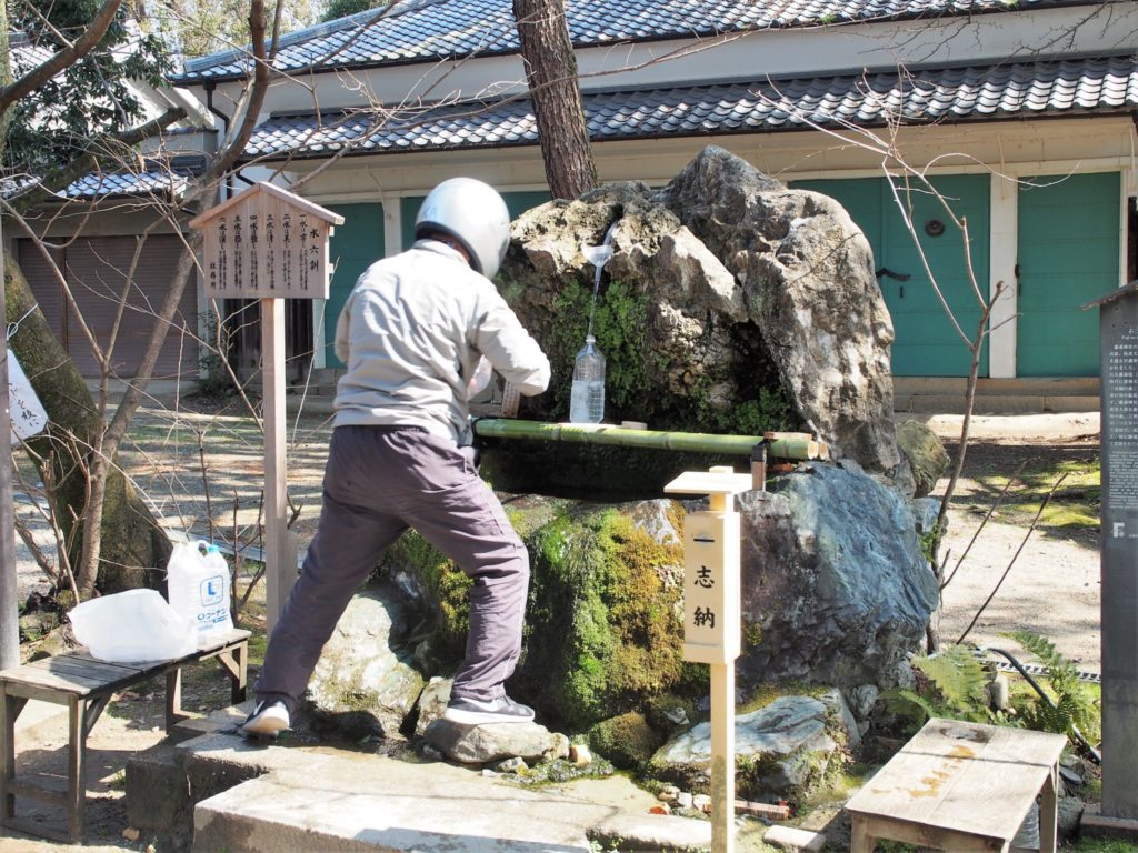 名水を汲む地元民