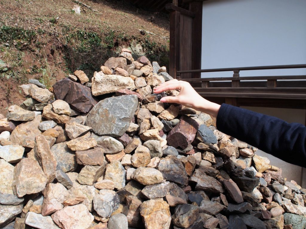 願掛け岩に願掛け中