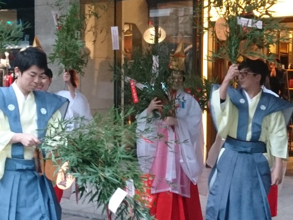 福笹を配る福娘さんは大忙し