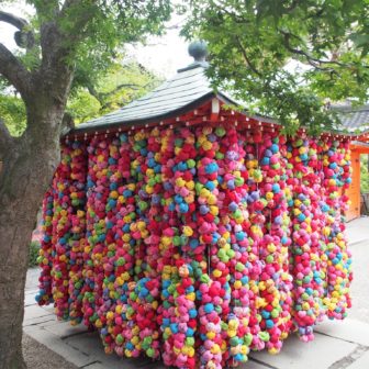 くくり猿に願事を書いて吊るします