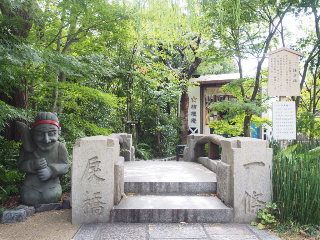 一条戻橋と陰陽師の使いである精霊、式神さん