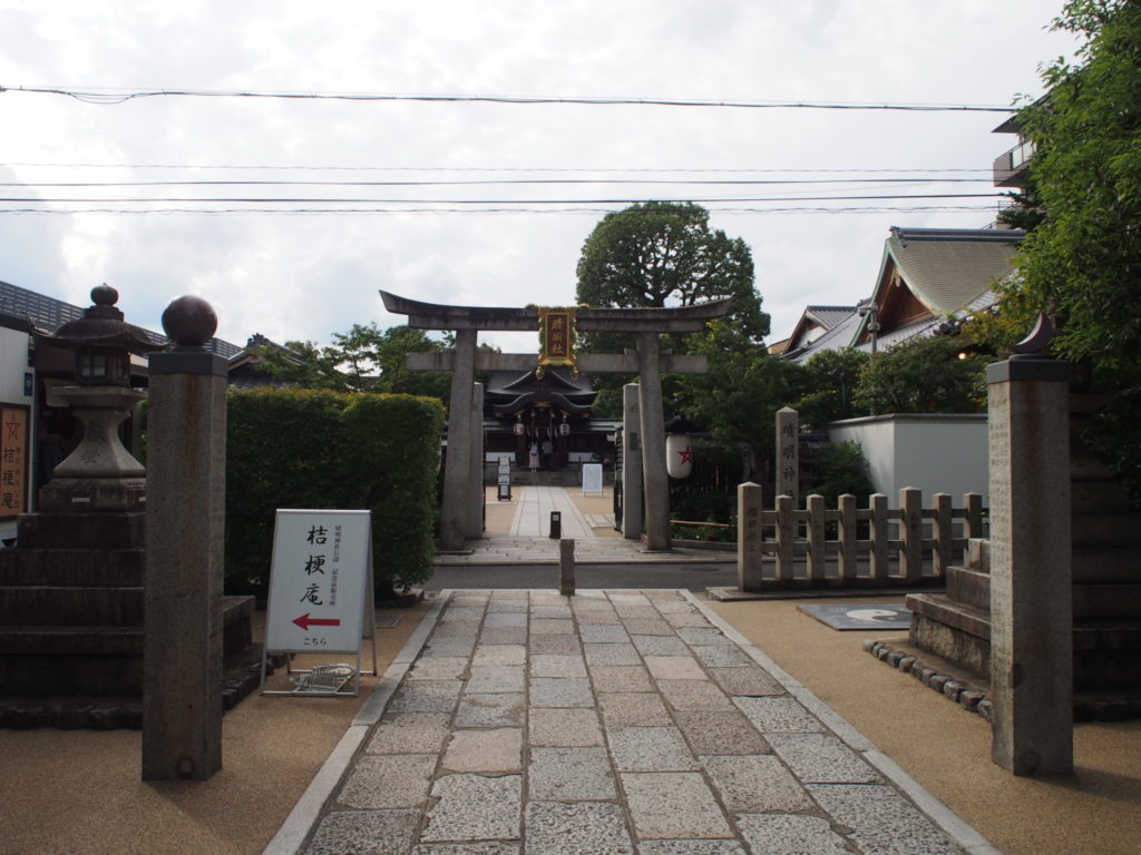 二の鳥居前の「日月柱(にちげつちゅう)」