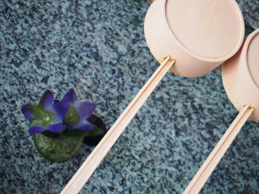 手水舎の底を覗くと桔梗の花