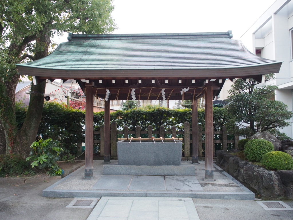 西院春日神社の手水舎の隣には、、、