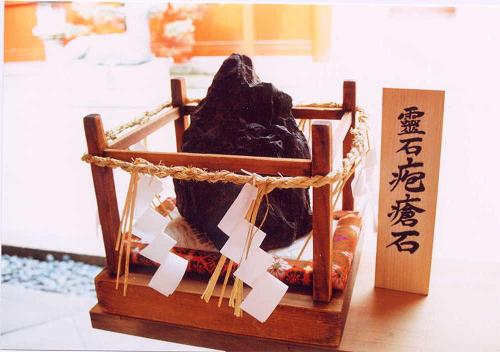 西院春日神社の霊石「疱瘡石 」