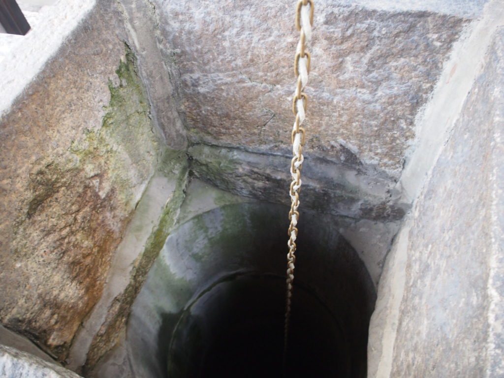 釘抜地蔵の手水舎の井戸