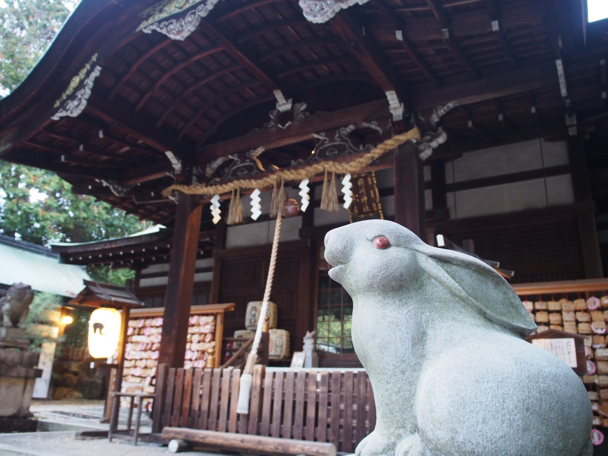 兎だらけのうさぎ神社「岡崎神社」は子授けや安産のご利益あり | 京都