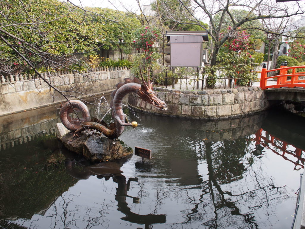 水掛地蔵堂の近くから見えた壬生塚の龍