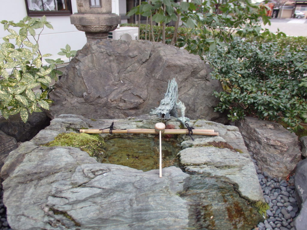 壬生寺の寺務所の手水舎
