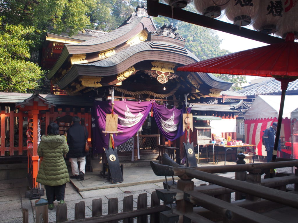 満足稲荷神社の拝殿と本殿