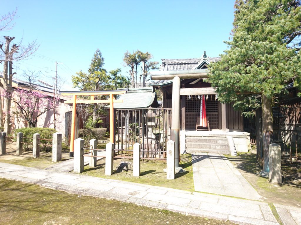 剣神社の末社（左）八幡社・稲荷社・春日社（右）朝日神明宮