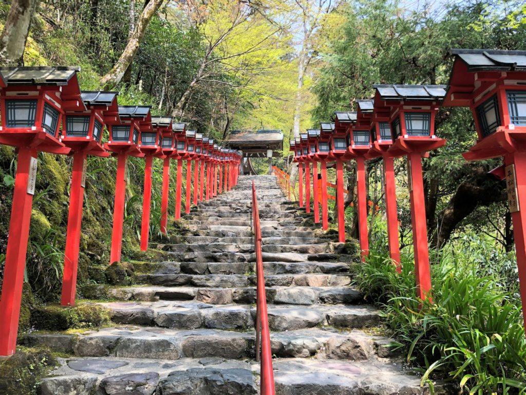 貴船神社の赤灯篭が立ち並ぶ本宮の階段