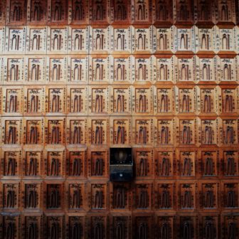 釘抜地蔵の本堂に奉納された絵馬