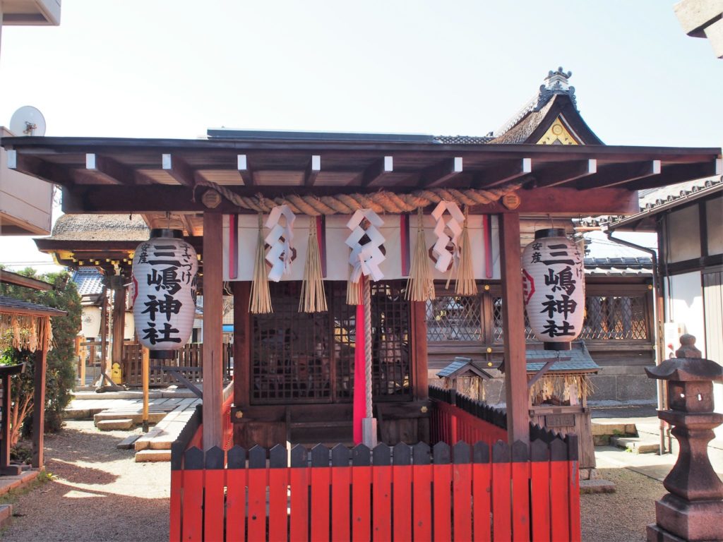 瀧尾神社境内の三嶋神社の祈願所