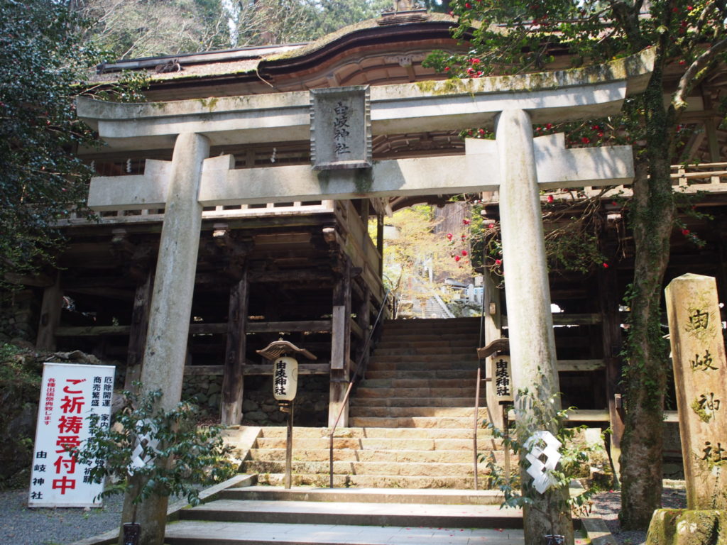 由岐神社の鳥居と割拝殿