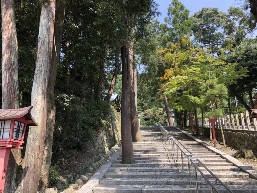 吉田神社本宮へ向かう参道の石段