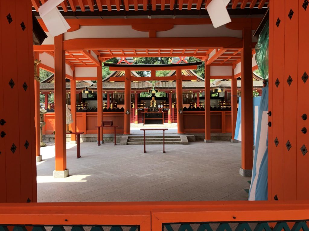 吉田神社の拝殿と本殿