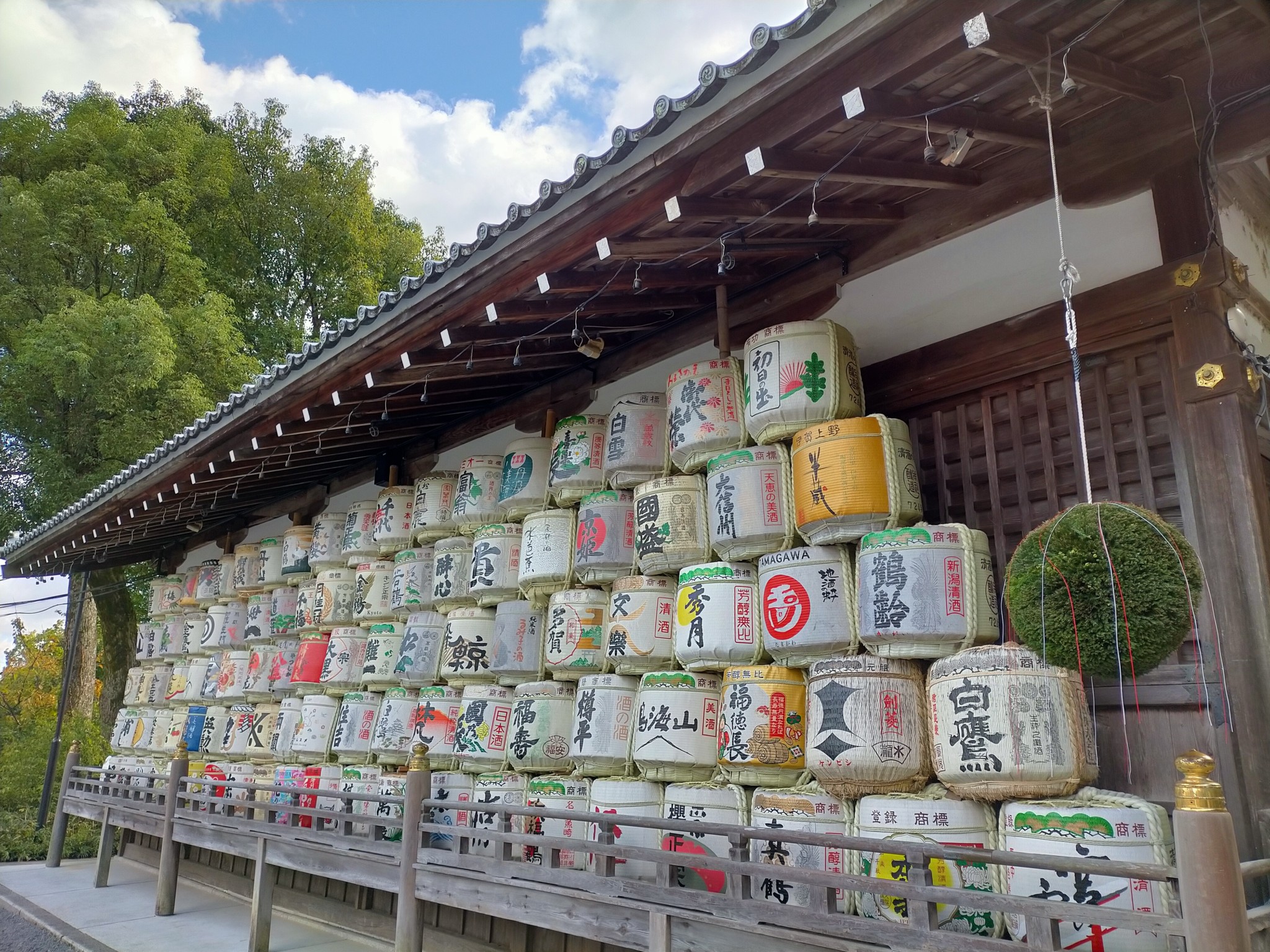 お酒の神様を祀る松尾大社には亀と鯉のご利益と長寿の名水あり | 京都