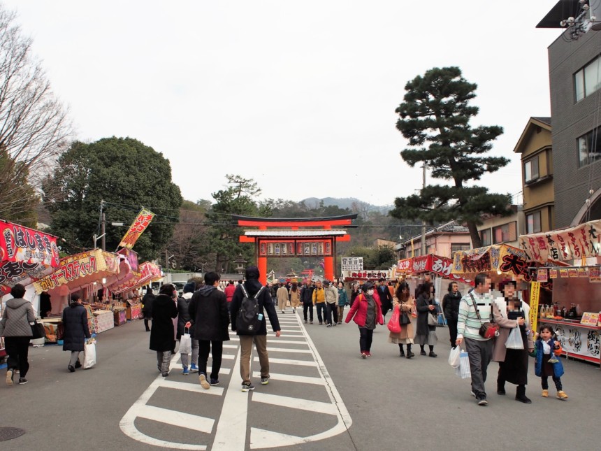 吉田神社の節分祭には多くの露店が並ぶ