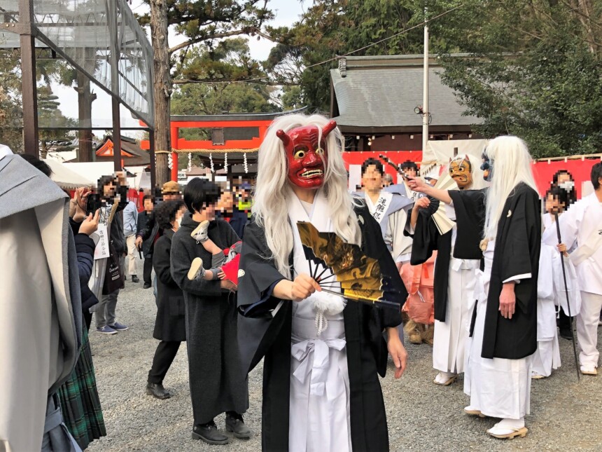 吉田神社の節分祭では赤青黄色の3匹の鬼が境内を歩き回る