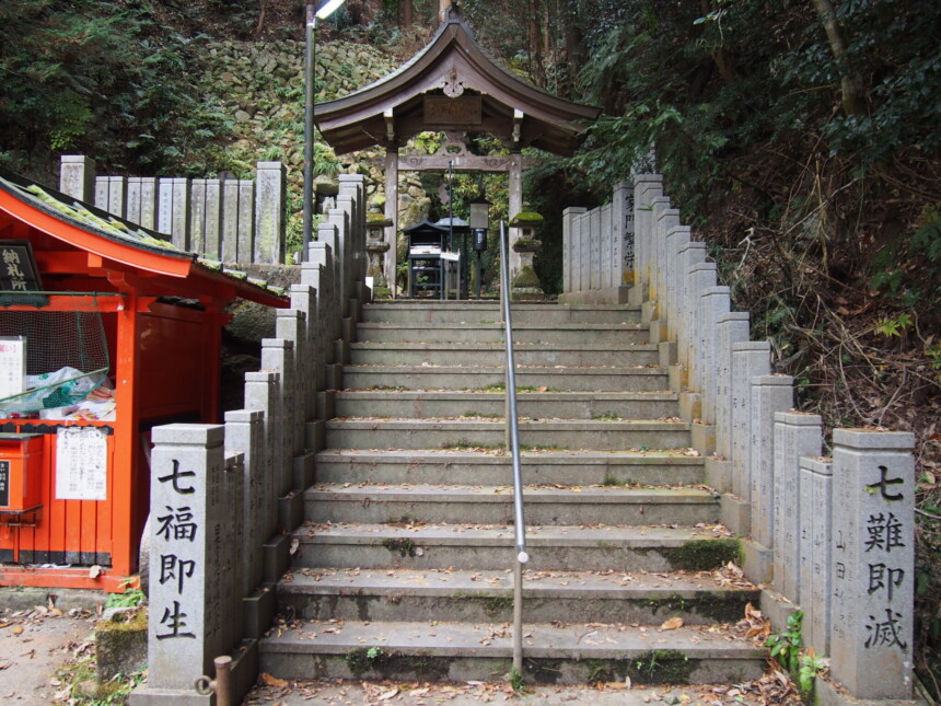 不動明王と宮本武蔵修行の滝に続く階段