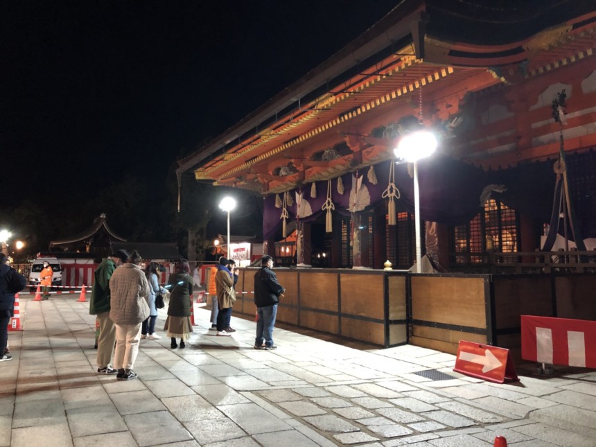 八坂神社の拝殿前は人がまばらで参拝に並ぶ必要もなく...