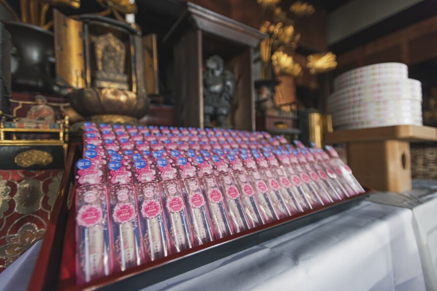 「仁和寺」で祈願された“桜お守りリップ”