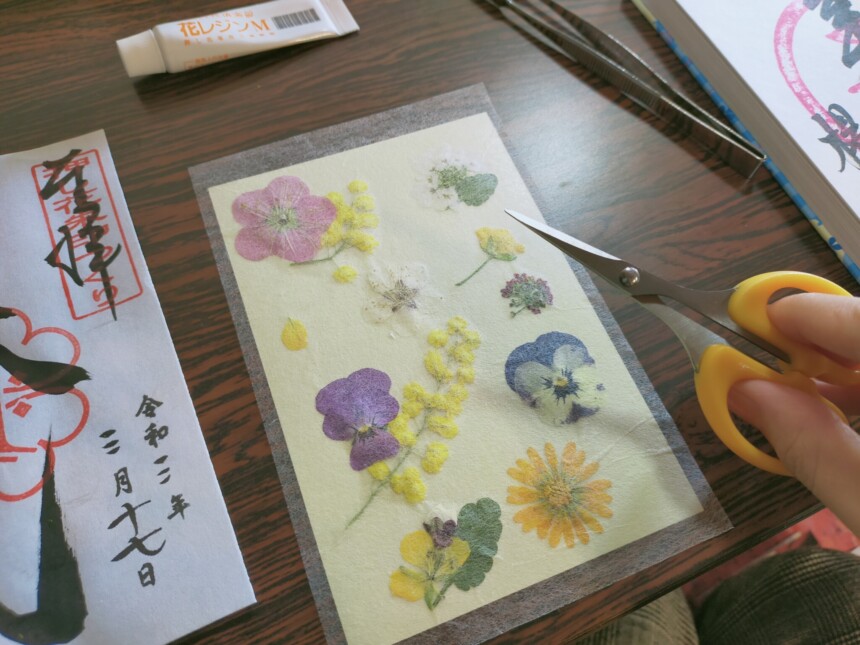 花をシールに貼り和紙をかぶせて切っていきます