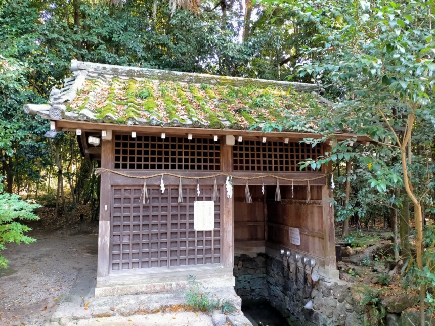 桐原水が湧き出る、宇治上神社の手水舎