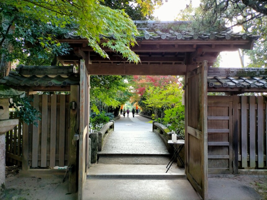 正門から見た宇治上神社の参道の風景
