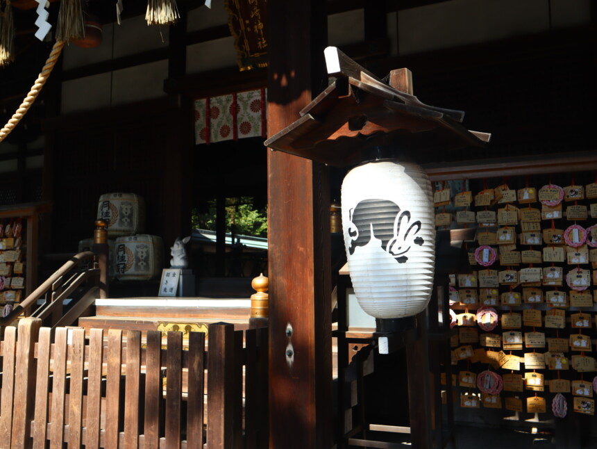 岡﨑神社の社紋は見返りの兎