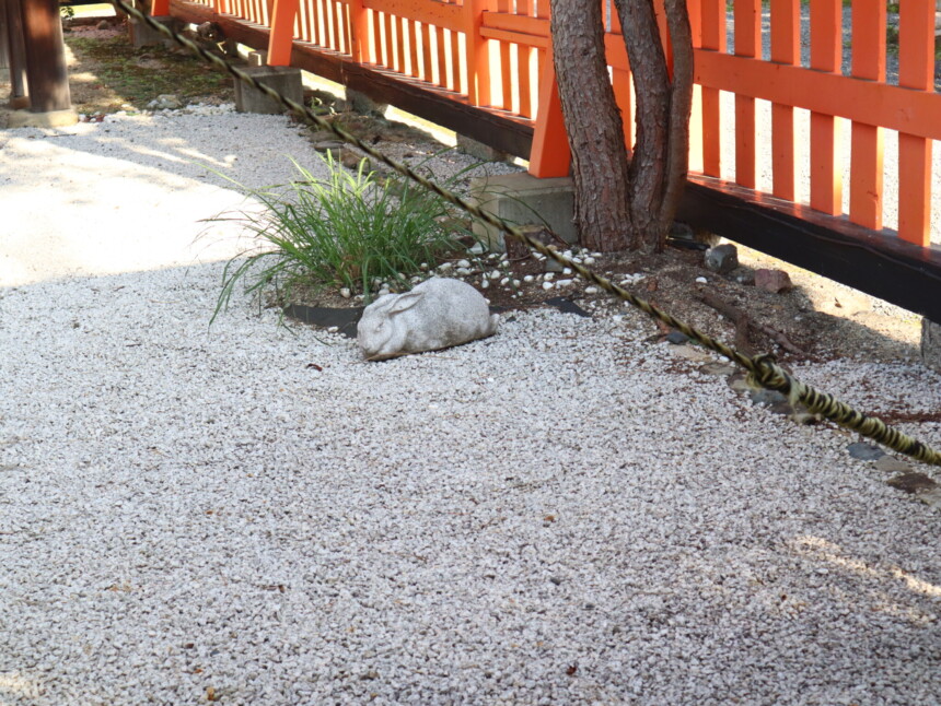 宇治神社の寝そべり兎